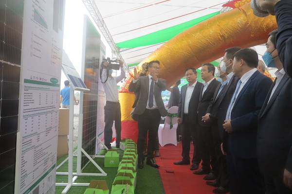 ông Vương Quốc Dương, Chủ tịch HĐQT Công ty CP Tập đoàn năng lượng xanh AD Green, đại diện nhà đầu tư thứ cấp cho hay, sản phẩm chủ lực của công ty là tấm panel năng lượng mặt trời.
