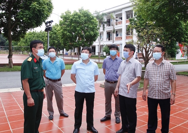 Chủ tịch UBND tỉnh Lê Duy Thành kiểm tra công tác đảm bảo an toàn phòng dịch Covid-19 tại Cơ sở cách ly y tế Trường quân sự tỉnh.