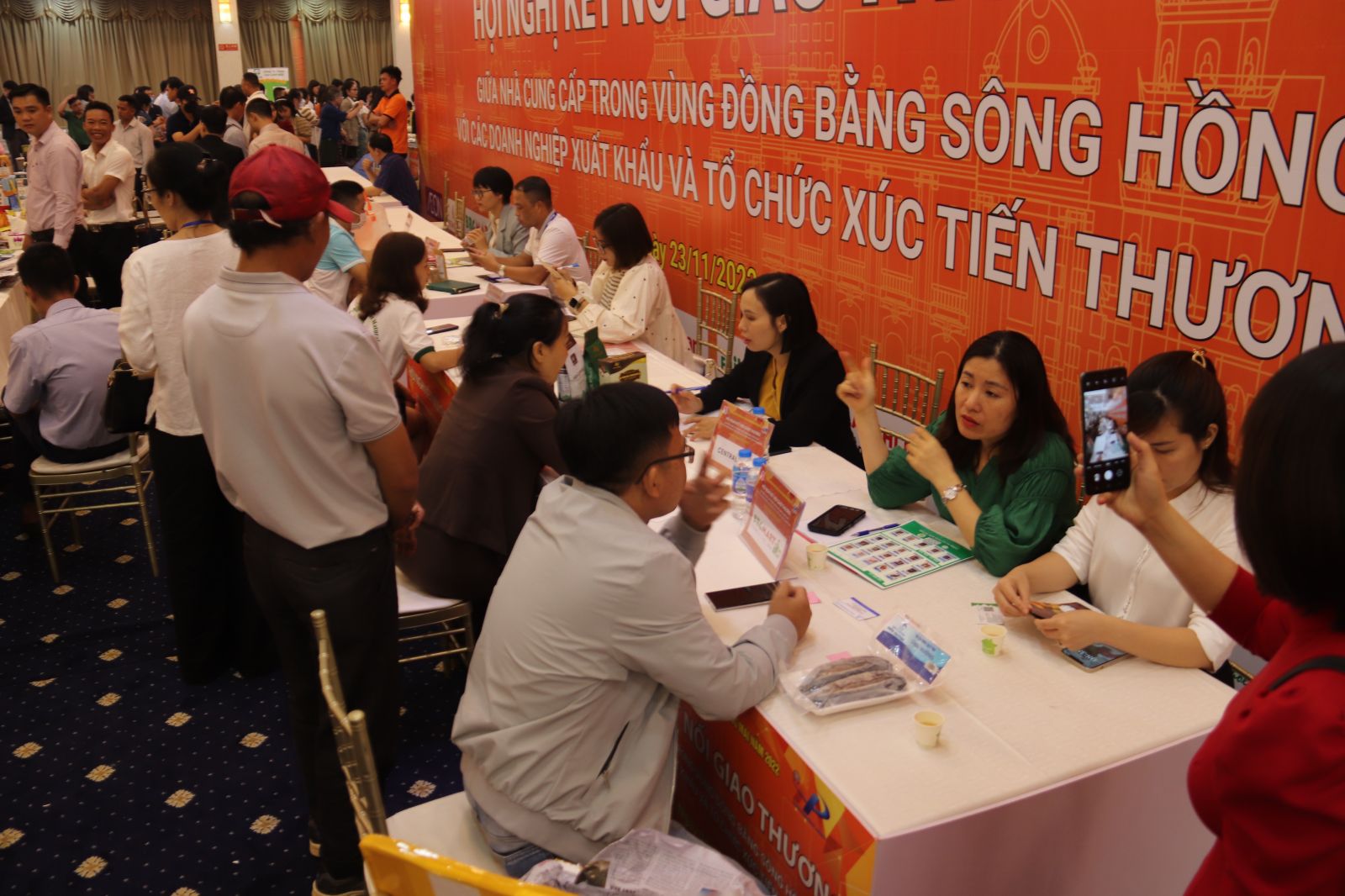 sáng 23/11 vừa qua, HPA đã tổ chức giao thương kết nối doanh nghiệp giữa 200 nhà cung ứng của hơn 40 tỉnh, thành phố trên cả nước với các nhà phân phối, bán lẻ trên địa bàn Thành phố Hà Nội 
