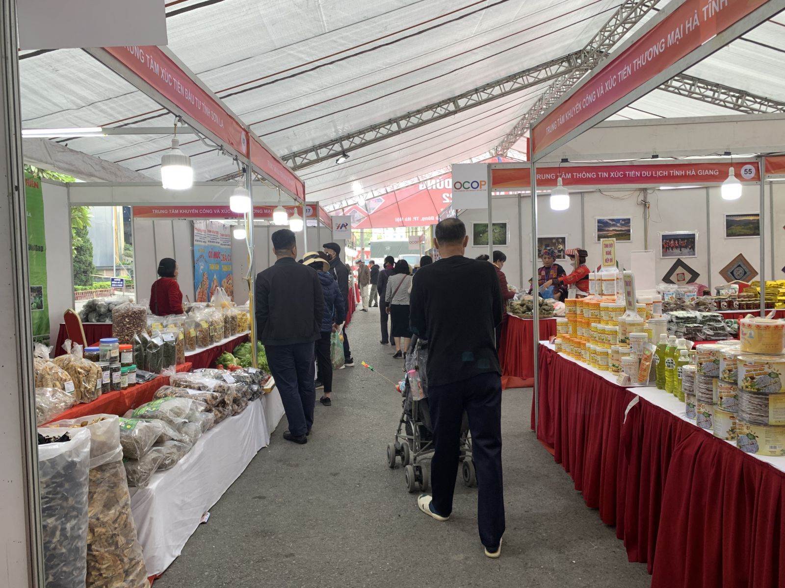 Hội chợ hàng tiêu dùng Hà Nội năm 2022 diễn ra từ ngày 22-25/12/2022 tại Trung tâm Thương mại Mê Linh Plaza Hà Đông với quy mô 120 gian hàng của các doanh nghiệp Hà Nội và gần 30 tỉnh, thành phố trong cả nước.