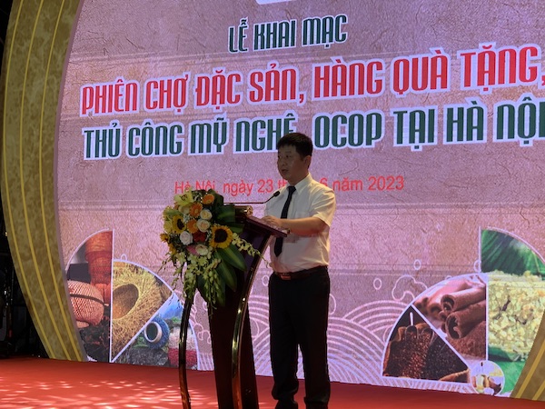 Ông Bùi Duy Quang, Phó Giám đốc Trung tâm Xúc tiến Đầu tư Thương mại Du lịch Thành phố Hà Nội (HPA) phát biểu khai mạcHội chợ “Phiên chợ đặc sản, hàng quà tặng, thủ công mỹ nghệ, OCOP” 