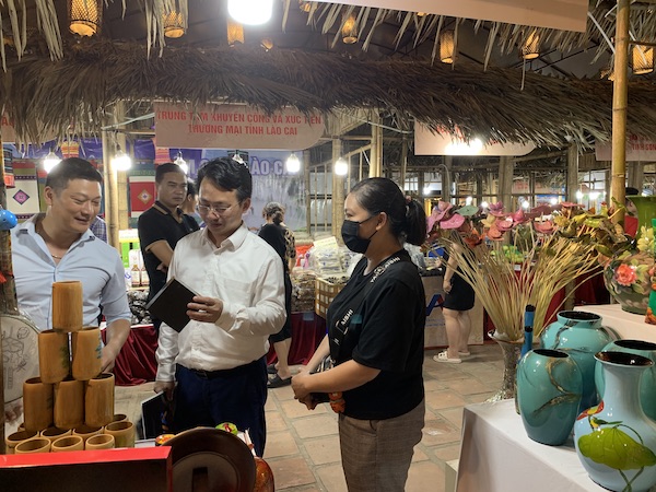 Đại diện các Cục, Vụ, Bộ công thương, Sở, ban, ngành thành phố Hà Nội đi tham quan cácp/gian hàng tại hội chợ