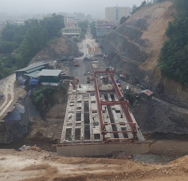 Gói thầu số 02 dự án đường giao thông động lực kết nối các khu vực kinh tế của Điện Biên đang thi công. 