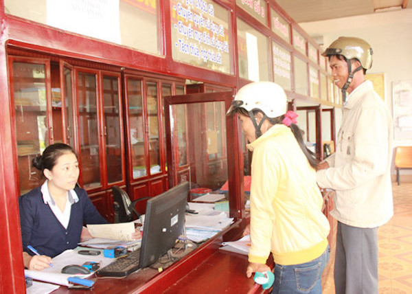 Người dân đến giao dịch hành chính tại bộ phận “một cửa” huyện Đắk Mil