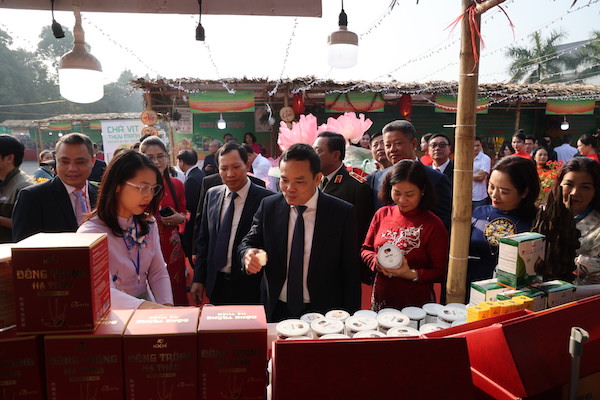 Phó Thủ tướng Chính phủ, Trần Lưu Quang cùng đại diện Lãnh đạo Bộ, ban ngành Thành phố Hà Nội, Lãnh đạo Huyện uỷ , UBND huyện Ứng Hoà, HPA đi tham quan các gian hàng tại triển lãm.