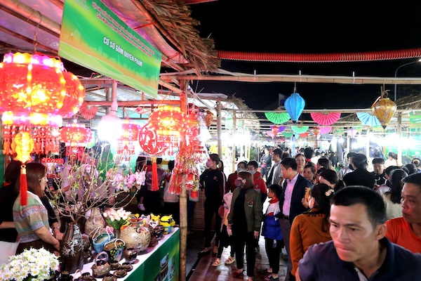 Người dân đi tham quan mua sắm khá đông ngày khai mạc Hội chợ