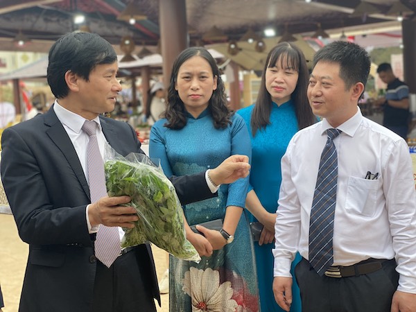 Đại diện lãnh đạo huyện Phúc Thọ giứoi thiệu ông Bùi Duy Quang, Phó Giám đốc HPA những sản phẩm nông nghiệp tiêu biểu của huyện.