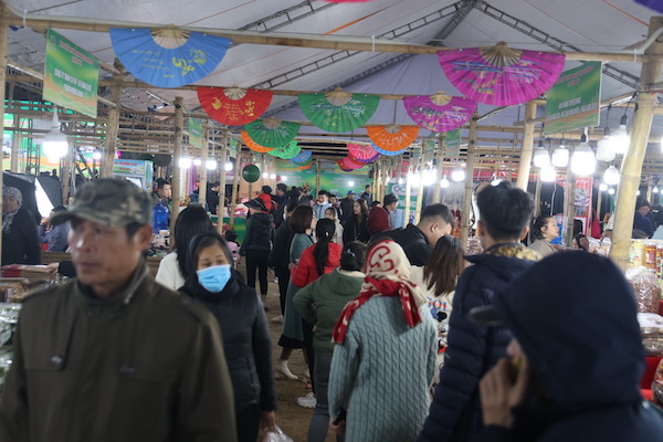 Người dân, du khách đi tham quan mua sắm Hội chợ triển lãm.