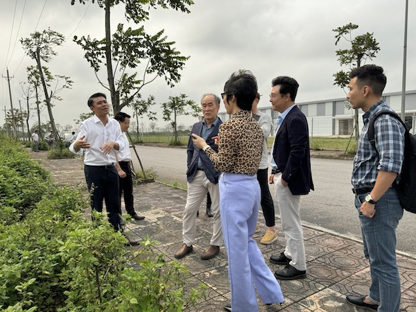 Ông Lee Hyun Hee đi khảo sát đầu tư nhà máy tại cụm công nghiệp An Ninh nằm ở cửa ngõ phía Tây huyện Tiền Hải, ngay bên quốc lộ 39B, cách thành phố Thái Bình 16km và cảng biển Hải Phòng 50km. CCN tiếp giáp với Khu kinh tế Thái Bình có khả năng kết nối dễ dàng với tuyến đường bộ ven biển và các hạ tầng sẵn có.