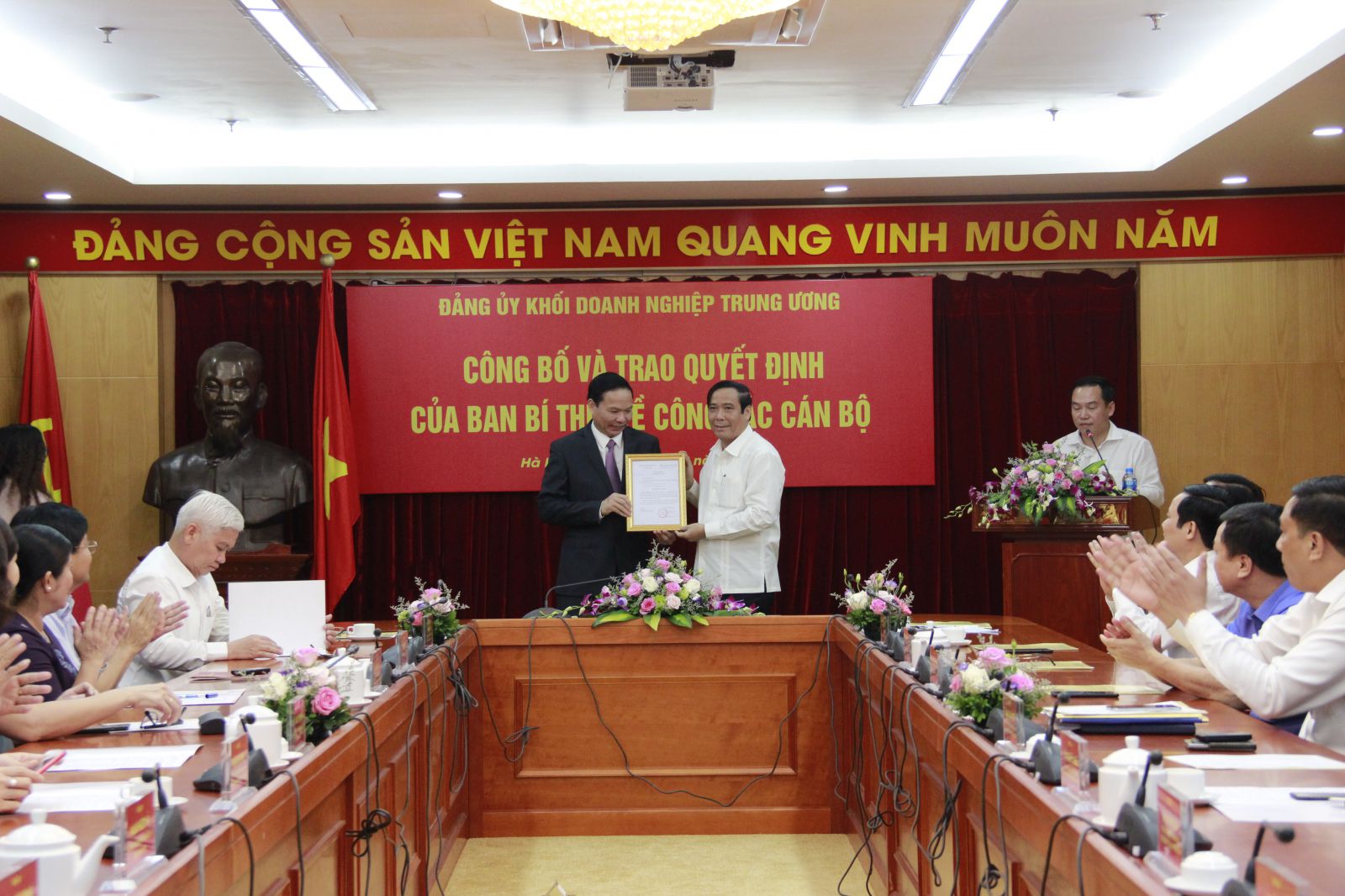 Ông Nguyễn Thanh Bình, Ủy viên Trung ương Đảng, Phó Trưởng ban Thường trực Ban Tổ chức Trung ương đã trao quyết định và chúc mừng ông Lê Văn Châu.