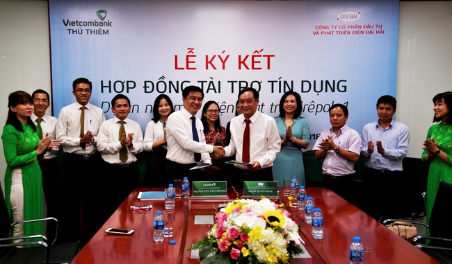 Ông Lê Quang Minh, Tổng Giám đốc Công ty Đại Hải và Ông Nguyễn Văn Phương, Giám đốc Vietcombank Thủ Thiêm ký kết Hợp đồng tín dụng tài trợ Dự án Nhà máy điện mặt trời Srêpok1
