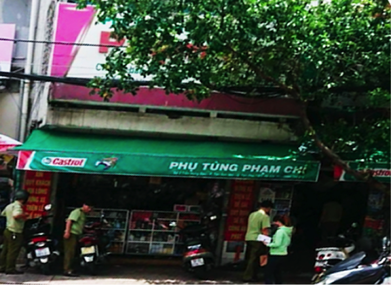 Lực lượng Quản lý thị trường TPHCM đang khám xét cửa hàng phụ tùng xe máy Phạm Chí