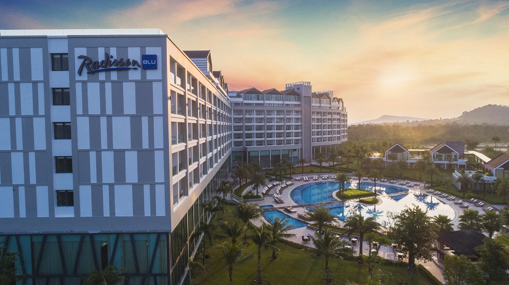 Tại Phú Quốc, hiện đã hội tụ đầy đủ tên tuổi lớn trong lĩnh vực bất động sản như Vingroup, Sun Group, CEO Group… với những thương hiệu quản lý khách sạn danh tiếng đã hiện diện ở Phú Quốc, như Radisson Blu, InterContinental Hotels Group, Marriott International, Accor, Movenpick, Melia…