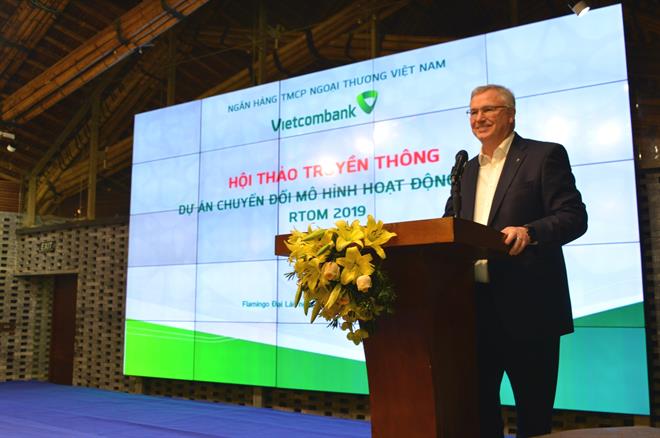 Ông Thomas William Tobin – Giám đốc Khối Bán lẻ Vietcombank phát biểu khai mạc Hội thảo