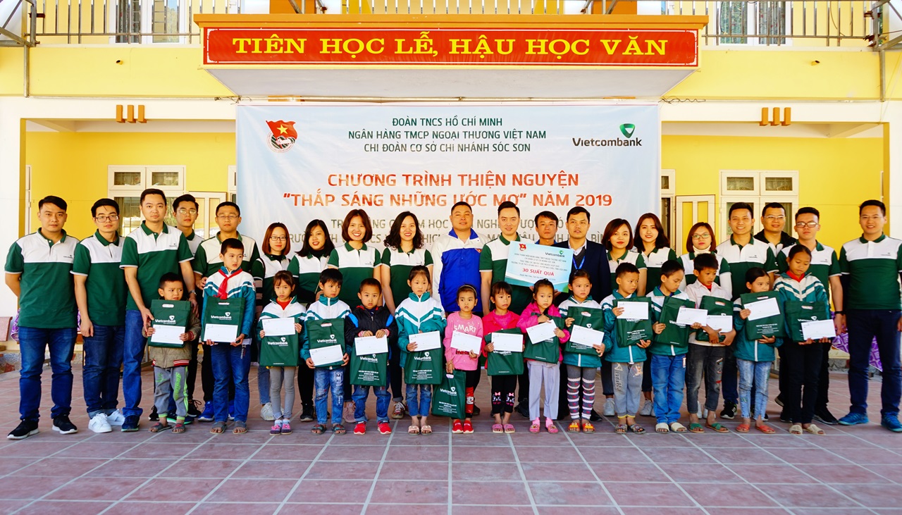 Đoàn thanh niên Vietcombank Sóc Sơn trao quà cho các em học sinh có hoàn cảnh khó khăn