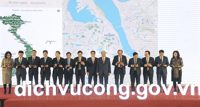 Thủ tướng Chính phủ Nguyễn Xuân Phúc cùng lãnh đạo Chính phủ, các Bộ Ngành, Ngân hàng Nhà nước Việt Nam thực hiện nghi thức ký cam kết điện tử tại Lễ khai trương Cổng dịch vụ công quốc gia