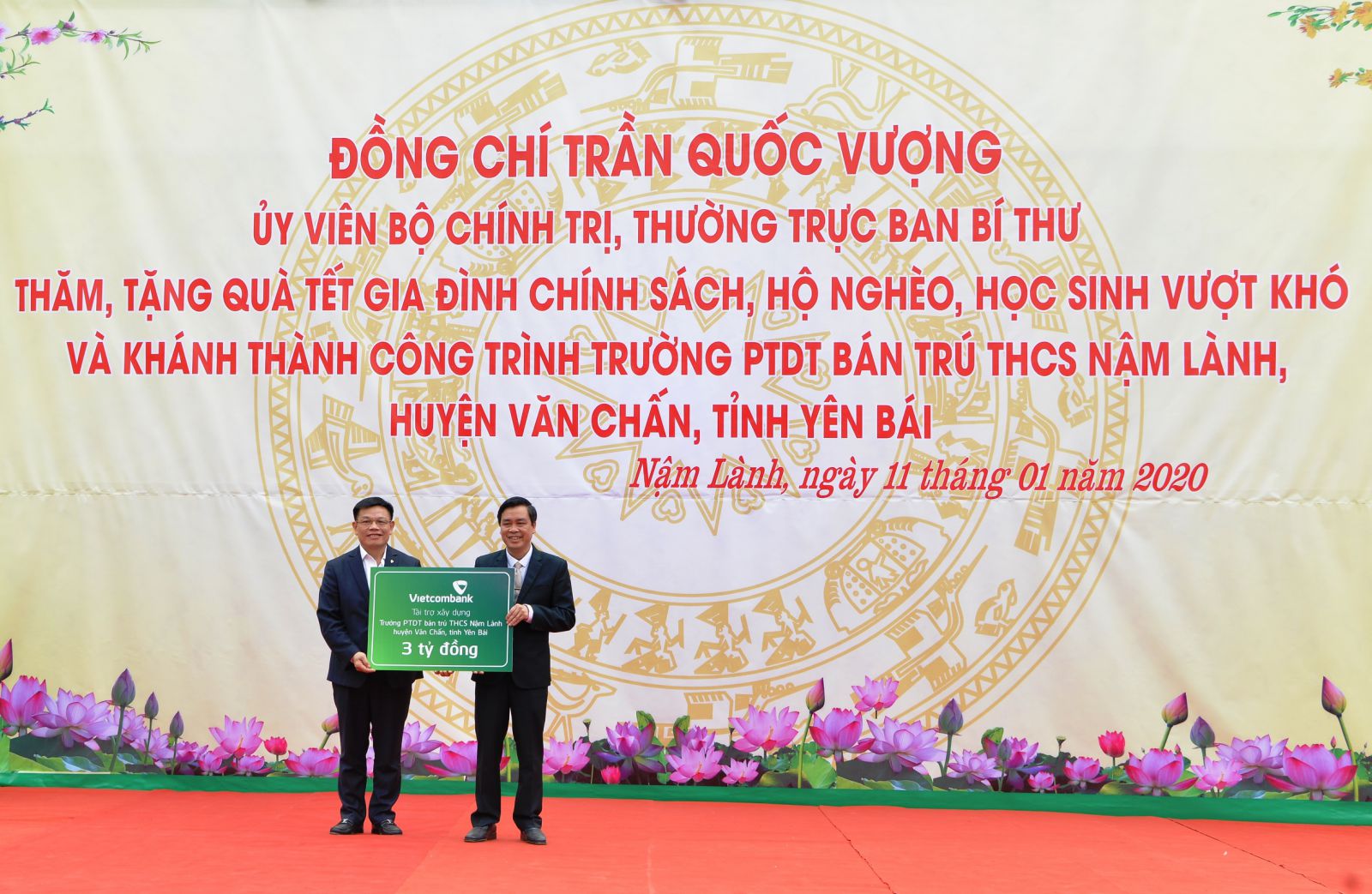 Đ/c Đào Minh Tuấn - Phó Tổng Giám đốc, Chủ tịch Công đoàn Vietcombank (bên trái) trao biển tượng trưng số tiền 3 tỷ đồng tài trợ của Vietcombank cho đại diện địa phương để xây dựng Trường PTDT Bán trú THCS Nậm Lành, huyện Văn Chấn