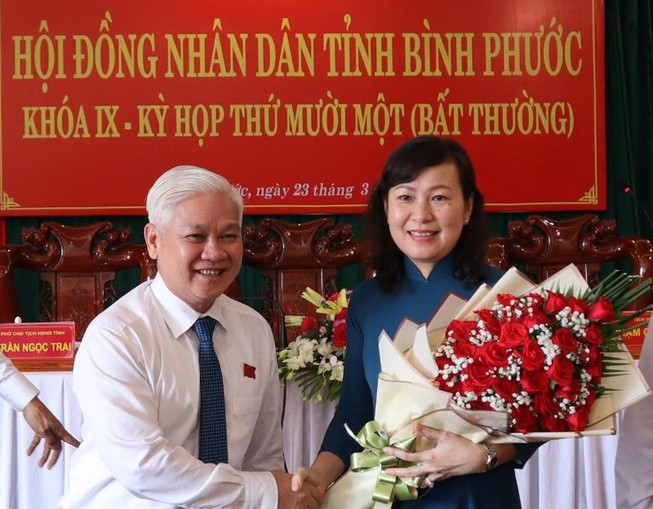 Ông Nguyễn Văn Lợi - Bí thư Tỉnh ủy Bình Phước tặng hoa chúc mừng tân Chủ tịch HĐND Huỳnh Thị Hằng