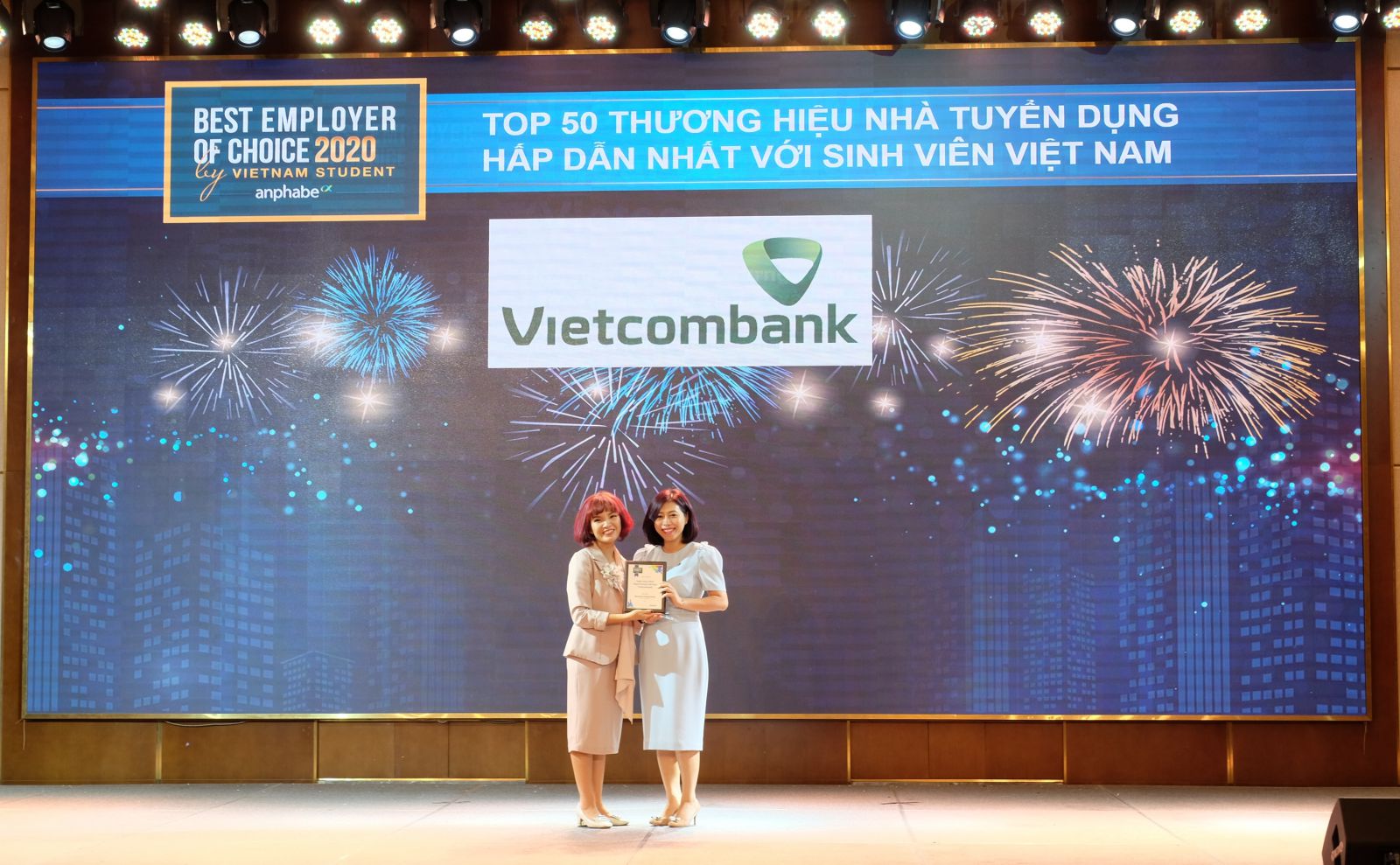 Bà Nguyễn Thị Minh Hải – Phó trưởng VPĐD tại khu vực phía Nam(bên phải)đại diện Vietcombank nhận chứng nhận từ Ban tổ chức
