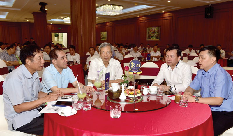 Các đồng chí lãnh đạo tỉnh dự Chương trình Cà phê doanh nhân tháng 5.
