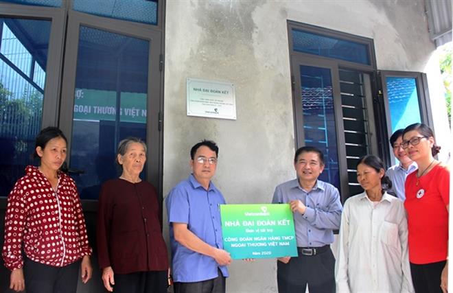 Ông Trần Phúc Cường - Phó chủ tịch thường trực Công đoàn Vietcombank (bên phải) trao tặng nhà đại đoàn kết tại huyện Kim Bảng, tỉnh Hà Nam