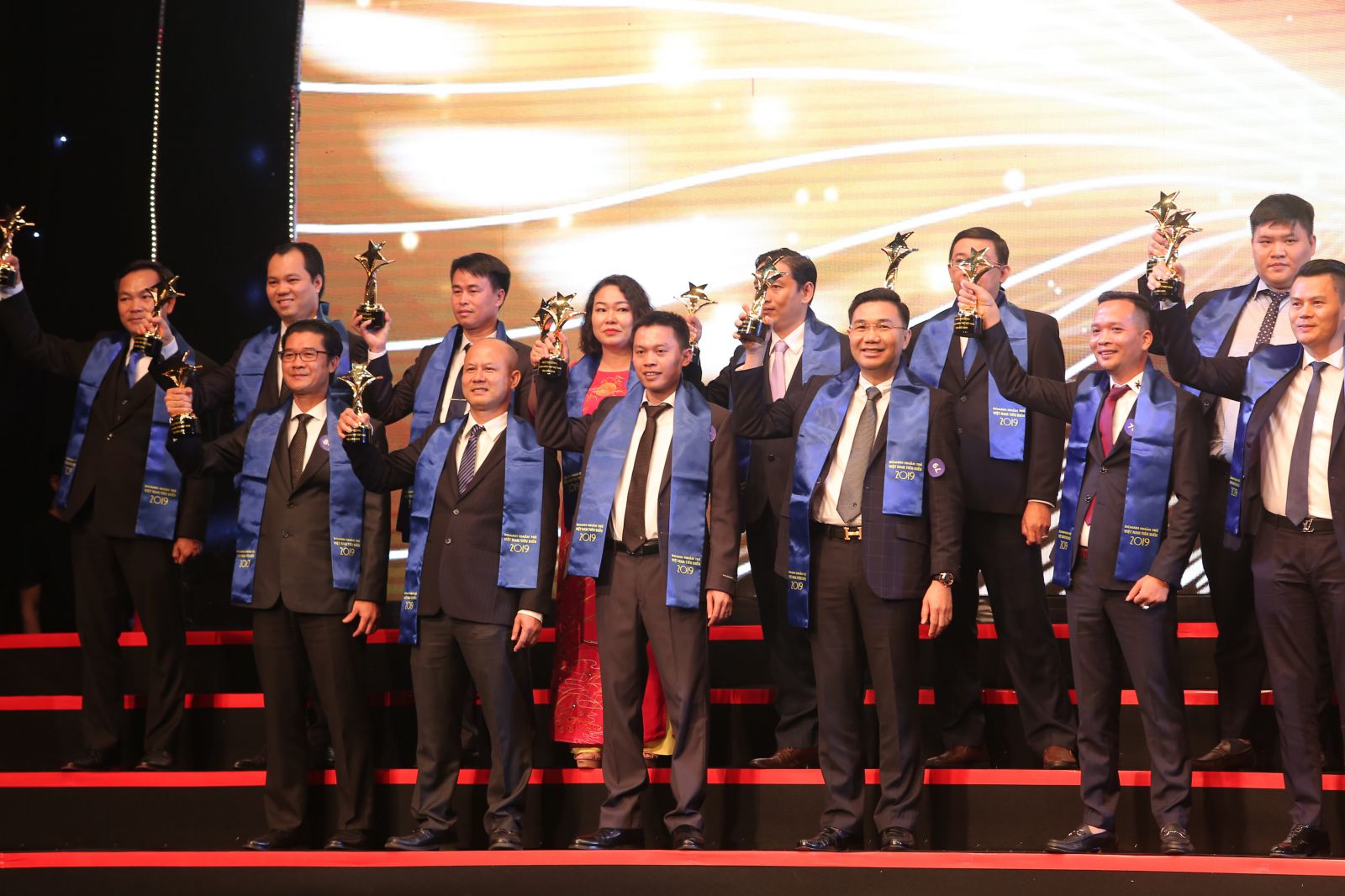 Ông Vũ Kim Giang, Tổng Giám đốc Hải Phát Land, (hàng 1, thứ 3 từ trái sang) nhận Giải thưởng Sao Đỏ – Doanh nhân trẻ Việt Nam tiêu biểu 2019.