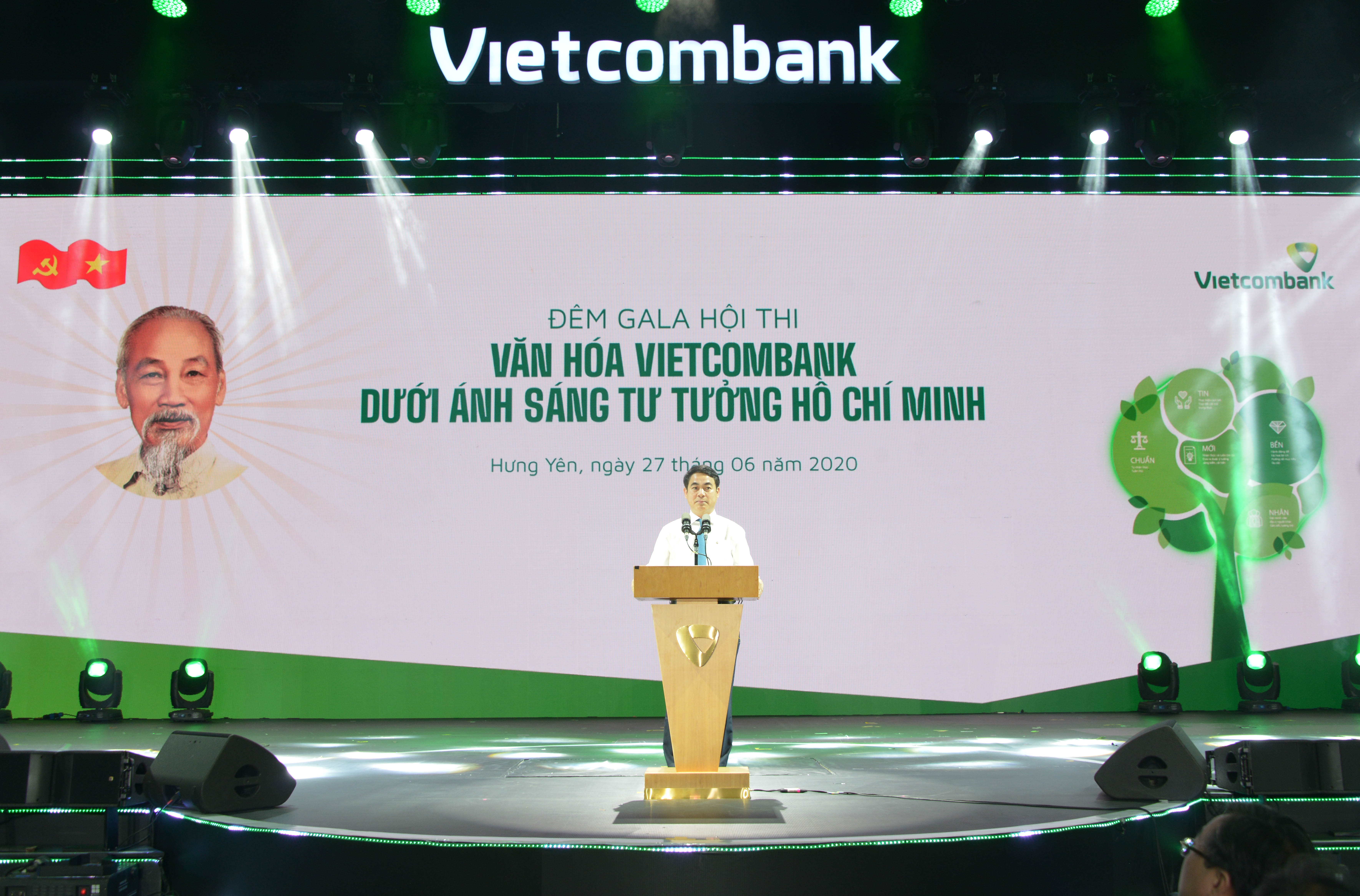 Đồng chí Nghiêm Xuân Thành - Ủy viên BTV Đảng ủy Khối DNTW, Bí thư Đảng ủy, Chủ tịch HĐQT Vietcombank phát biểu tại Hội thi.