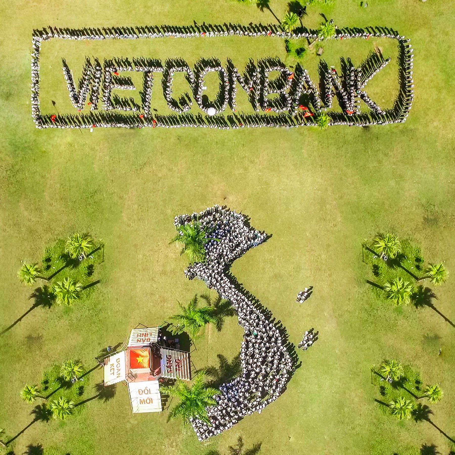 Hơn 700 đoàn viên thanh niên Vietcombank đã chung sức xếp thành hình bản đồ Việt Nam và thương hiệu Vietcombank