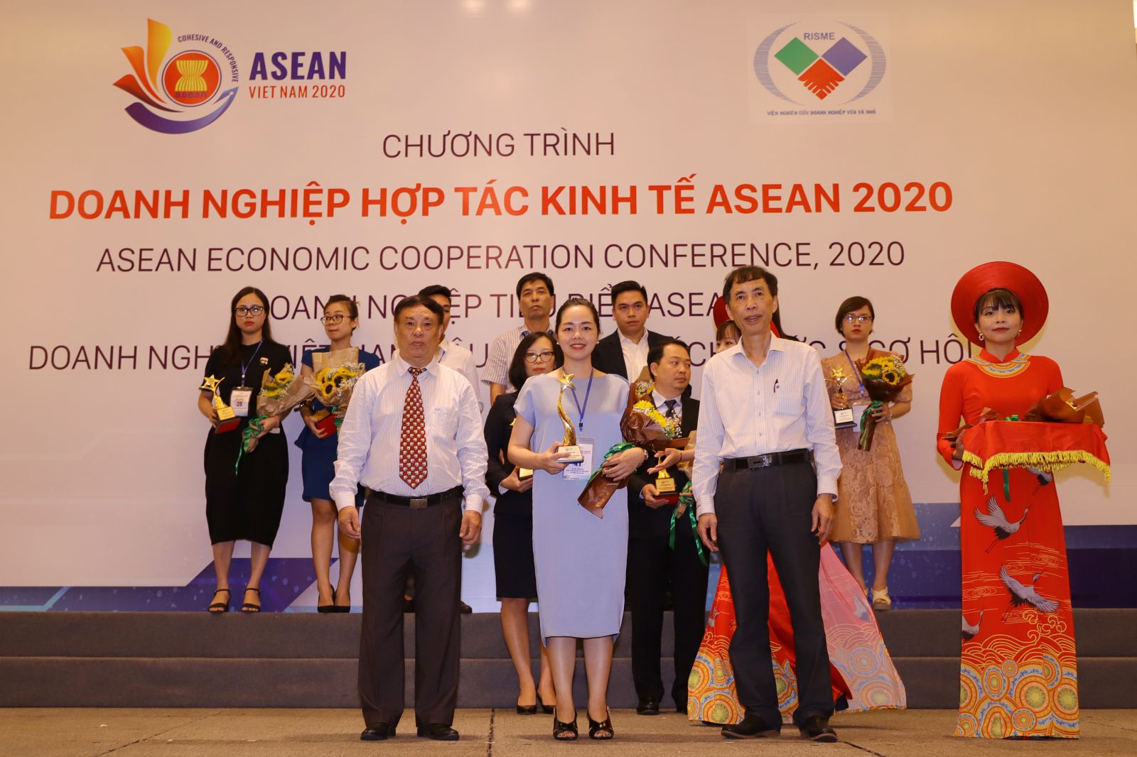 Đại diện Hải Phát Land nhận vinh danh hạng mục “Top 10 thương hiệu nổi tiếng ASEAN” tại chương trình ASEAN ECONOMIC FORUM 2020.