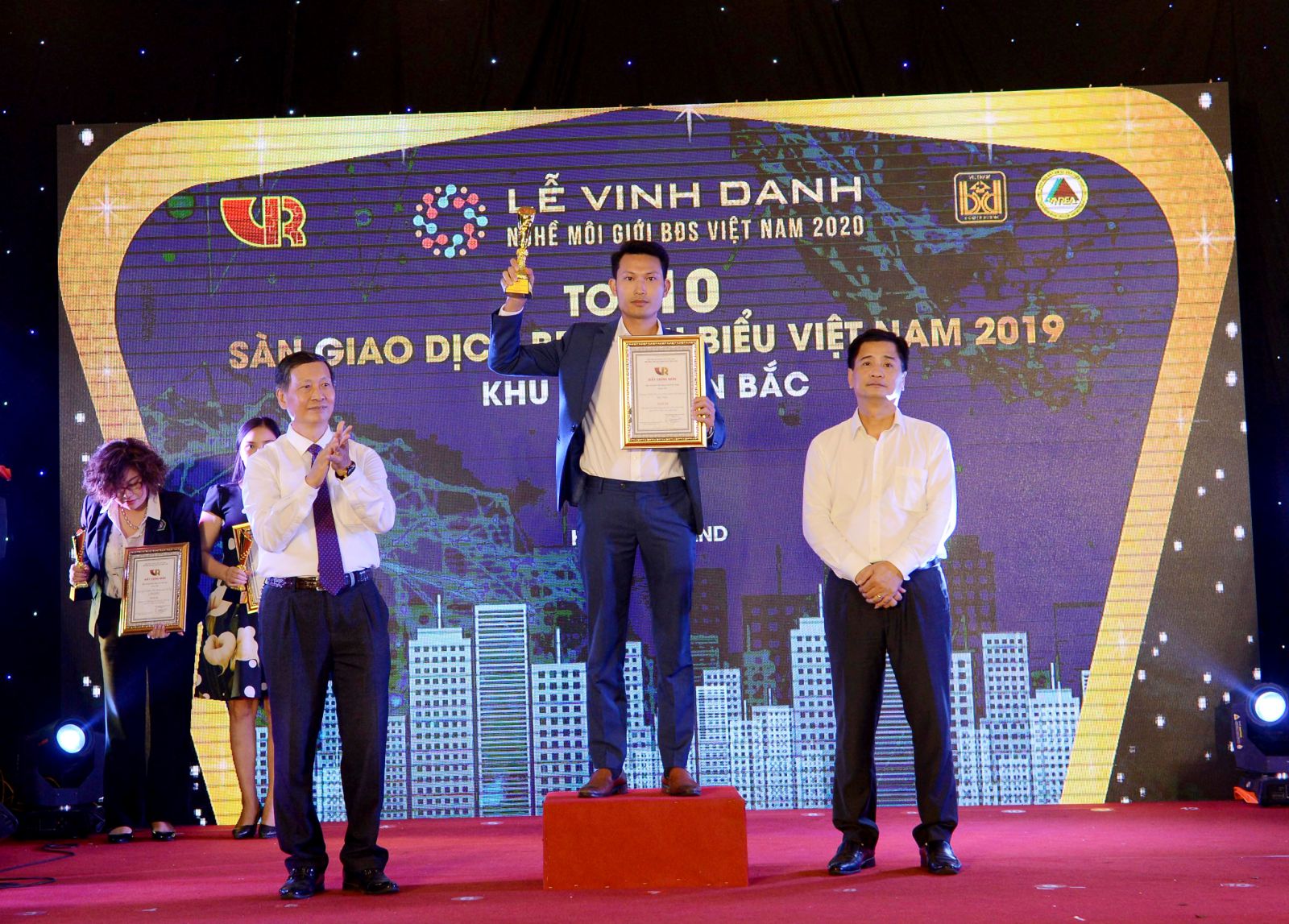 Hải Phát Land 5 năm liên tiếp được vinh danh tại hạng mục Sàn giao dịch BĐS tiêu biểu Việt Nam.