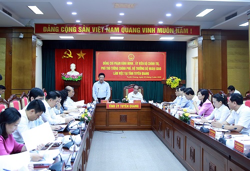 Phó Thủ tướng Phạm Bình Minh yêu cầu tỉnh Tuyên Quang trong thời gian tới, cần thực hiện quyết liệt hơn nữa việc chỉ đạo giải ngân vốn đầu tư công