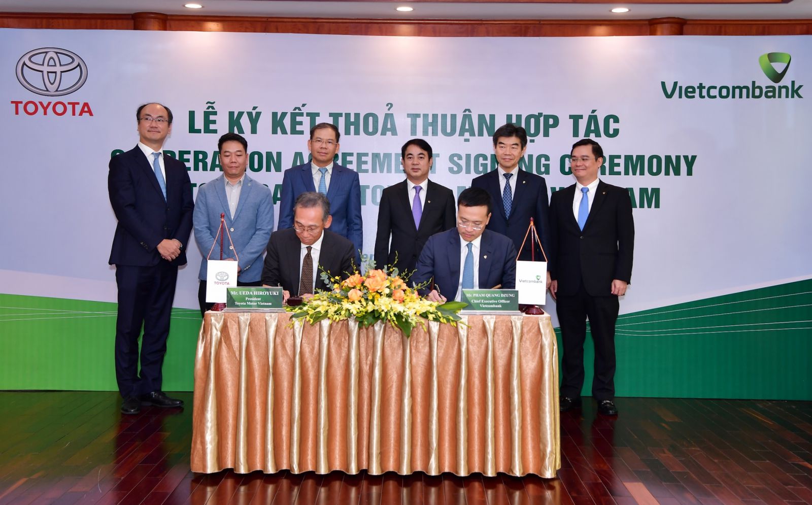 Ông Hiroyuki Ueda – Tổng Giám đốc Toyota VN (ngồi bên trái) và ông Phạm Quang Dũng – Tổng Giám đốc Vietcombank (ngồi bên phải) ký kết thỏa thuận hợp tác giữa Vietcombank và Toyota VN