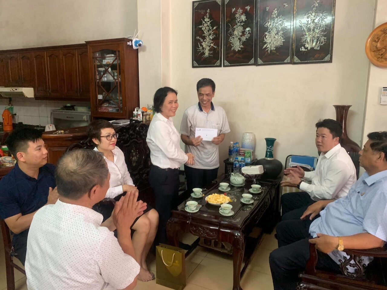 Vietcombank Hà Nội trao tặng quà cho các đối tượng chính sách nhân dịp kỷ niệm 72 năm ngày thương binh liệt sỹ