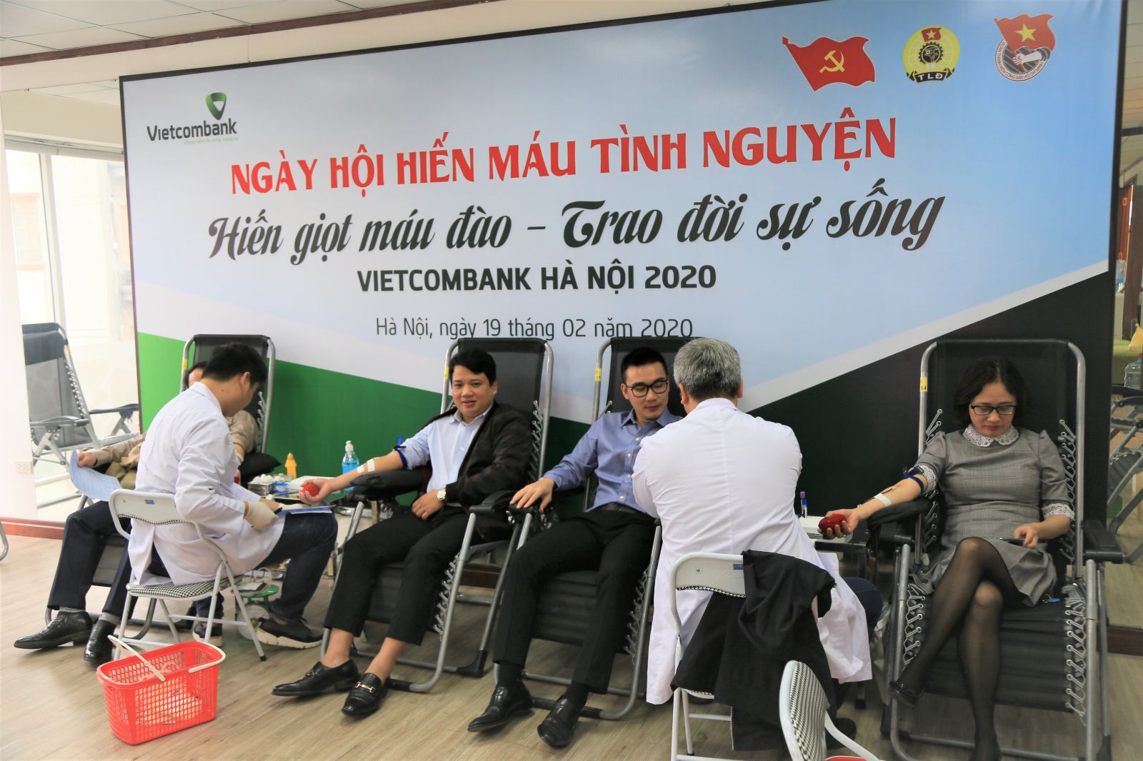 Ngày hội hiến máu tình nguyện do BCH Công đoàn Vietcombank Hà Nội kết hợp với Đoàn thanh niên phát động