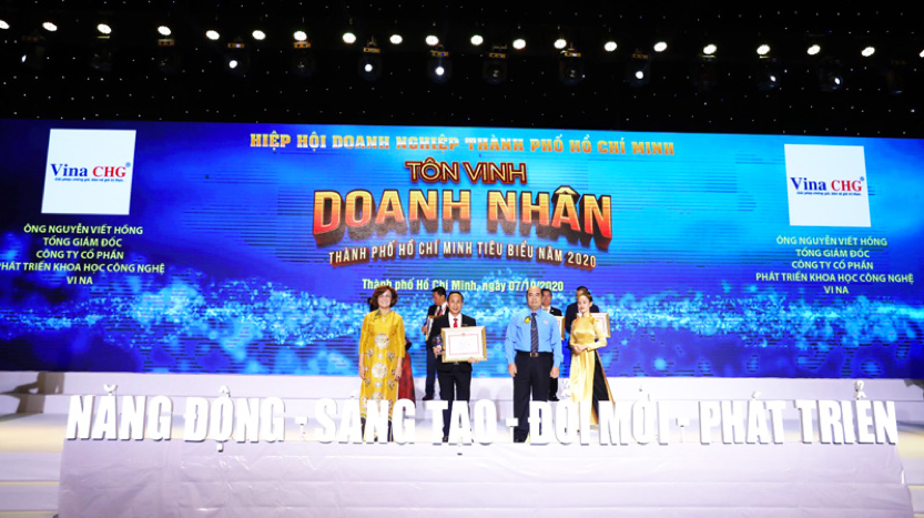 Ông Nguyễn Viết Hồng, TGĐ Vina CHGp/nhận danh hiệu Top 100 doanh nhân tiêu biểu TPHCM 2020