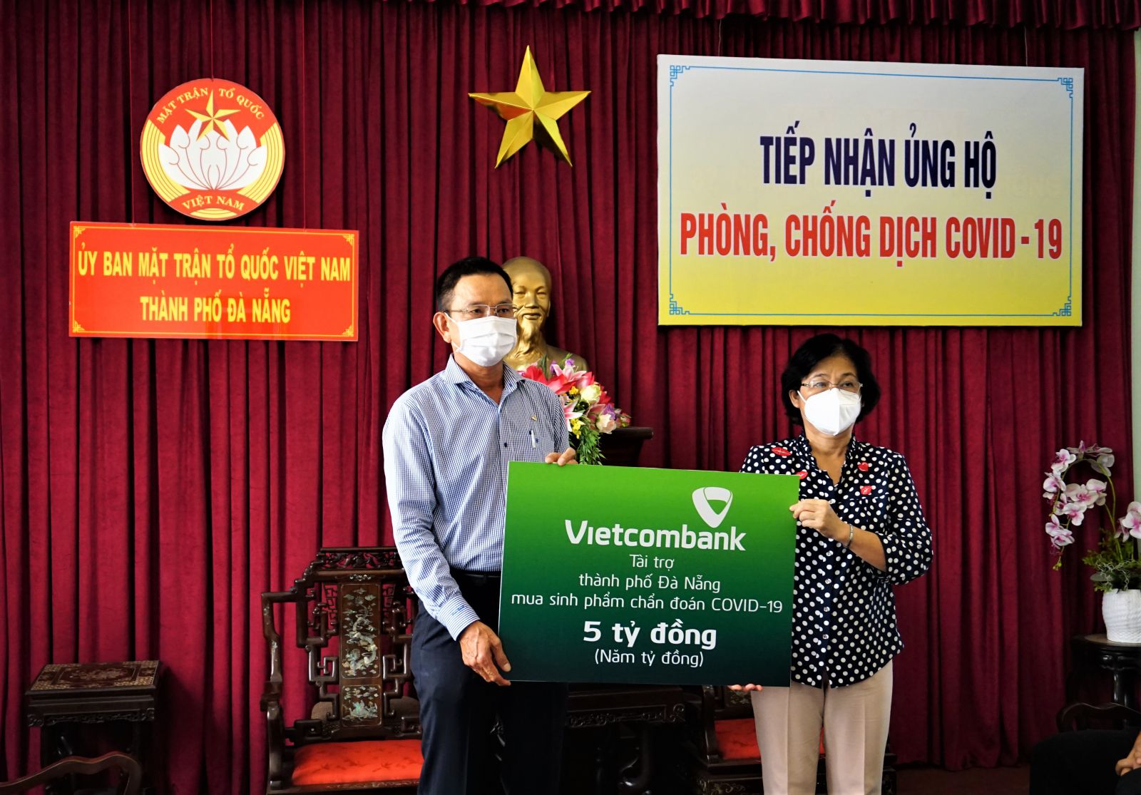 Đại diện Vietcombank, ông Nguyễn Quang Việt – Giám đốc Vietcombank Đà Nẵng trao tặng số tiền 5 tỷ đồng hỗ trợ thành phố Đà Nẵng mua sinh phẩm chẩn đoán COVID -19