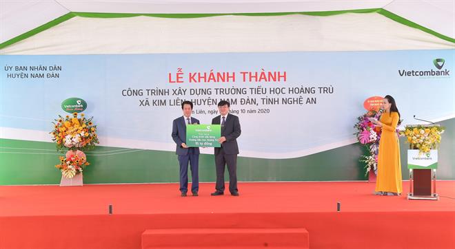 Ông Nguyễn Mỹ Hào – Thành viên HĐQT Vietcombank trao biển tượng trưng số tiền 15 tỷ đồng củap/Vietcombank tài trợ xây dựng Trường tiểu học Hoàng Trù
