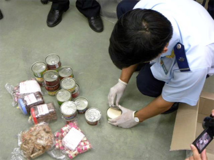 Tiền chất ma túy được cất giấu tinh vi trong thịt hộp và bánh kẹo gửi qua đường Bưu chính