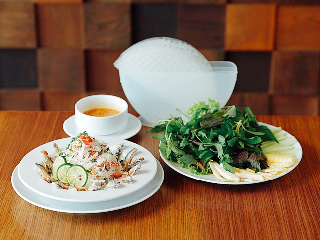 Gói cá trích là một trong những món “phải thử” ở Phú Quốc