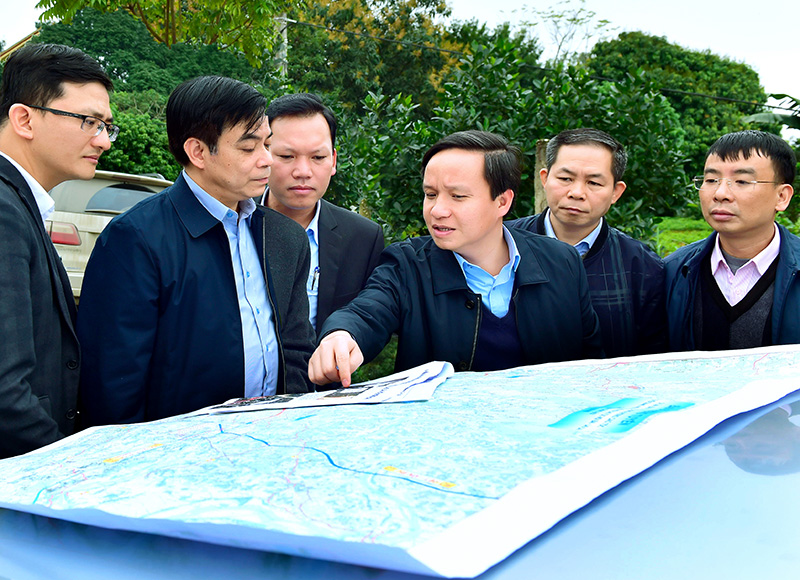 Lãnh đạo ngành Giao thông- Vận tải tỉnh phối hợp với các cơ quan chức năng của tỉnh Phú Thọ khảo sát xây dựng đường cao tốc Tuyên Quang - Phú Thọ đoạn qua huyện Đoan Hùng. Ảnh: Thành Công.