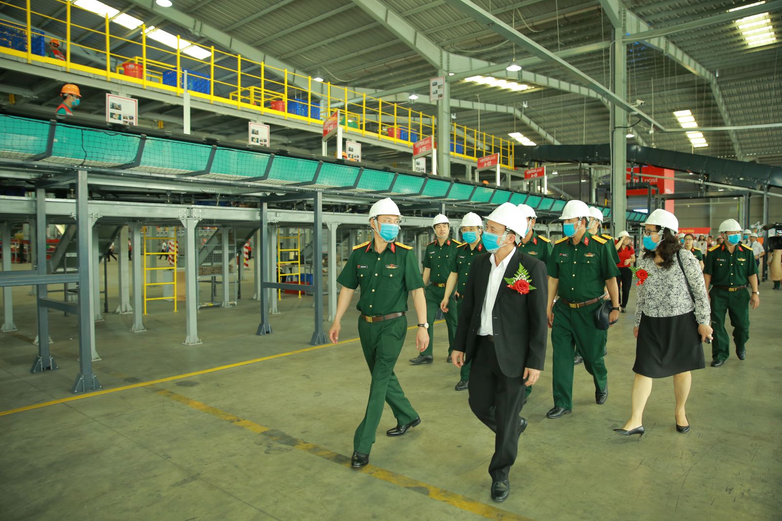 Các đại biểu đi thăm quan trung tâm logistics tự động hiện đại bậc nhất Việt Nam