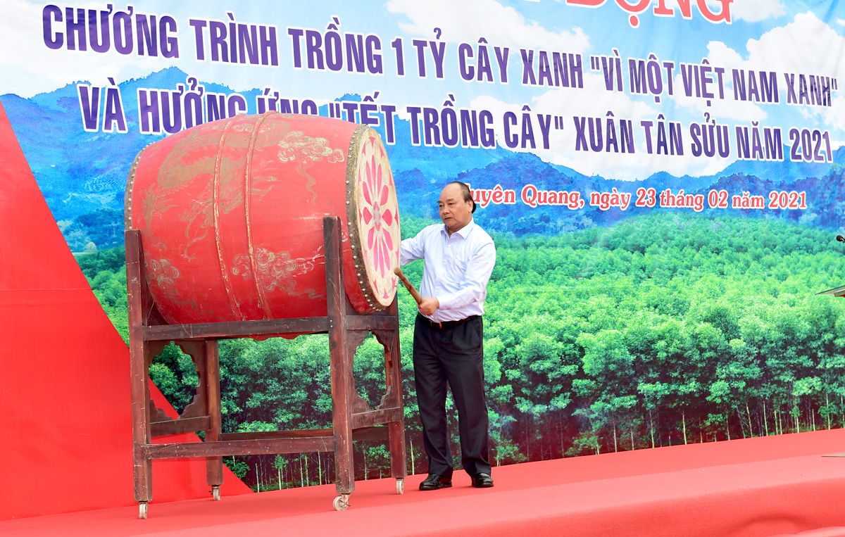 Thủ tướng Chính phủ Nguyễn Xuân Phúc đánh trống phát động Chương trình trồng 1 tỷ cây xanh.p/Ảnh: Thành Công