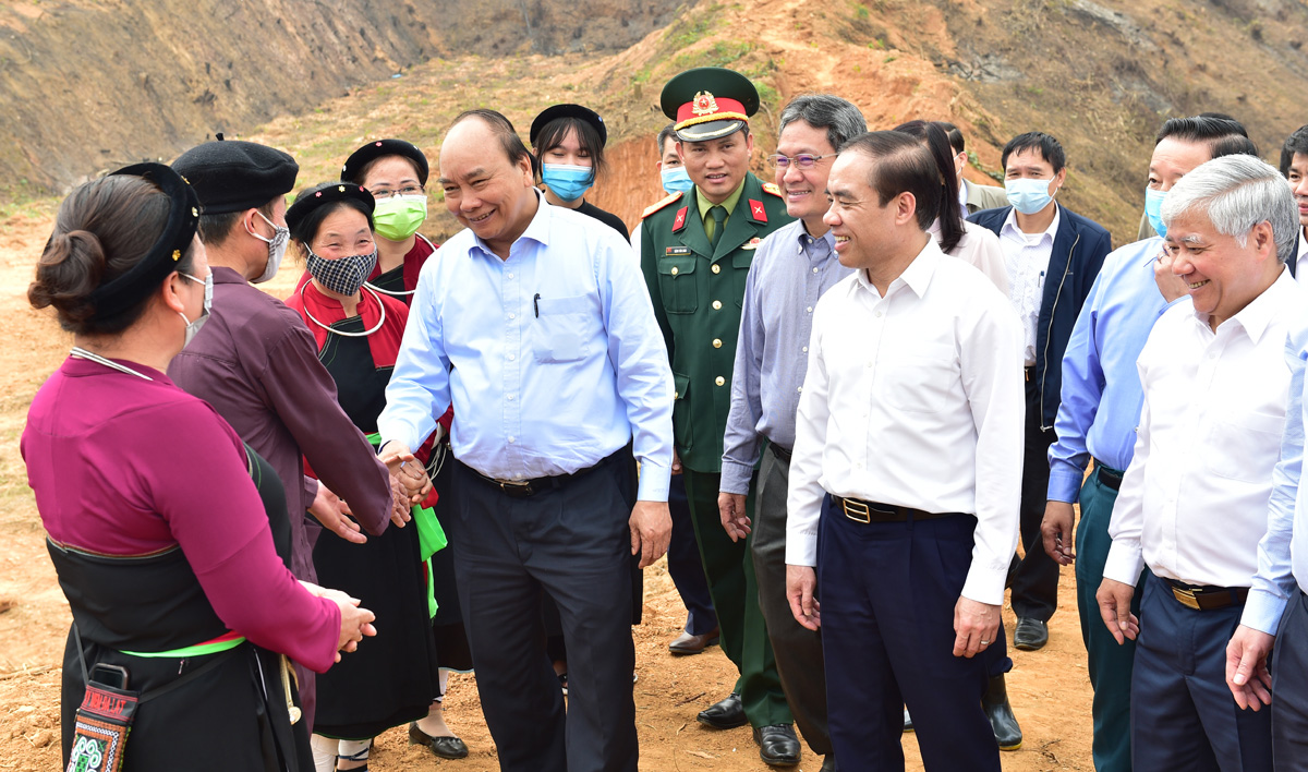 Thủ tướng Chính phủ Nguyễn Xuân Phúc cùng lãnh đạo Đảng, Nhà nước, tỉnh thăm hỏi người dân. Ảnh: Thành Công
