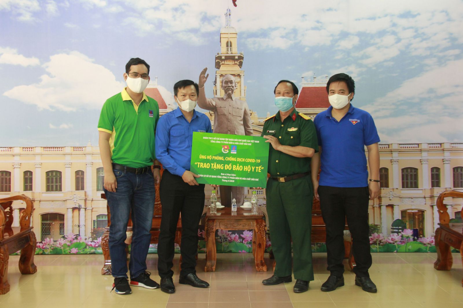 PVFCCo trao tặng vật tư y tế cho khu cách ly - Bệnh viện dã chiến Củ
