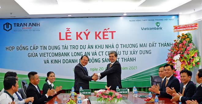 Vietcombank Long An và Công ty Cổ phần Đầu tư xây dựng và kinh doanh bất động sản (CP ĐT XD và KD BĐS) Đất Thành vừa ký kết hợp đồng cấp tín dụng tài trợ dự án khu nhà ở thương mại Đất Thành.