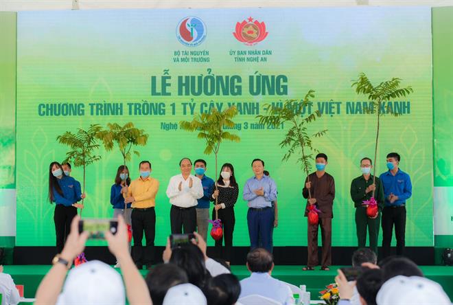 Thủ tướng Chính phủ Nguyễn Xuân Phúc trao tặng cây tượng trưng cho nhân dân tỉnh Nghệ An