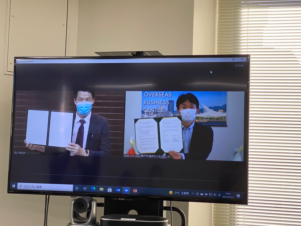 Ông Đoàn Văn Minh (bên trái) và ông Nishio Hideki (bên phải) cùng ký kết hiệp định hợp tác.