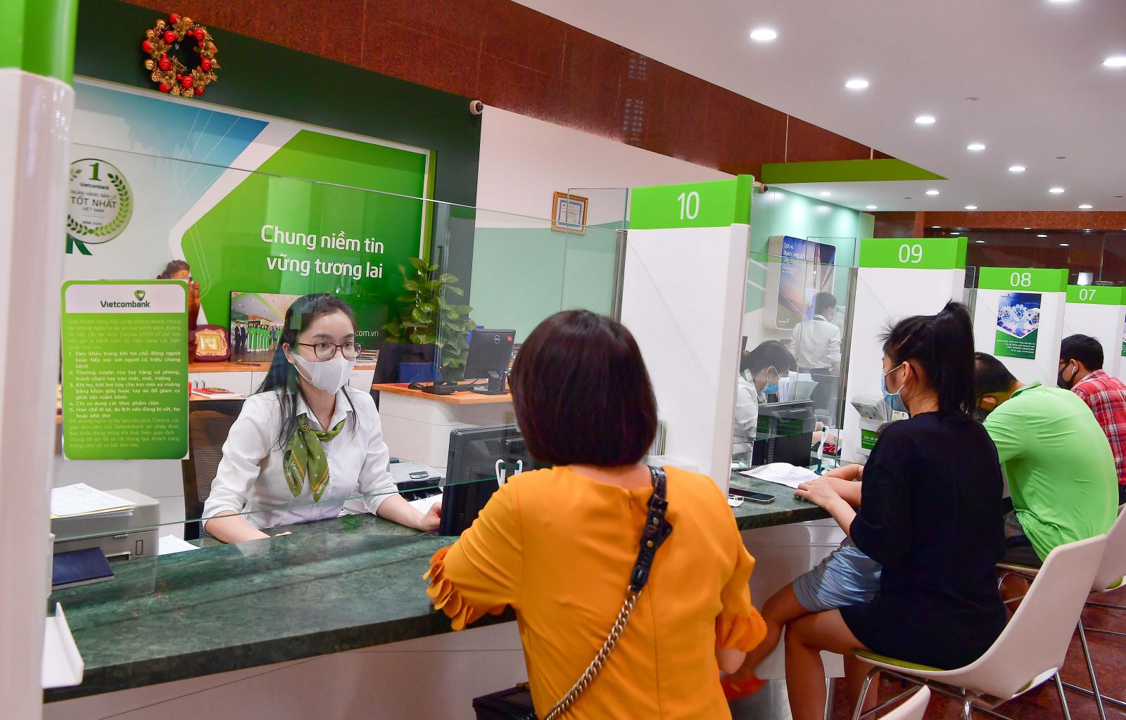 Từ 1/6 đến 31/8, Vietcombank giảm lãi suất tiền vay tới 1,0%/năm đối với VND và giảm phí lên đến 50% hỗ trợ cho khách hàng ảnh hưởng dịch COVID-19 tại Bắc Giang và Bắc Ninh. 