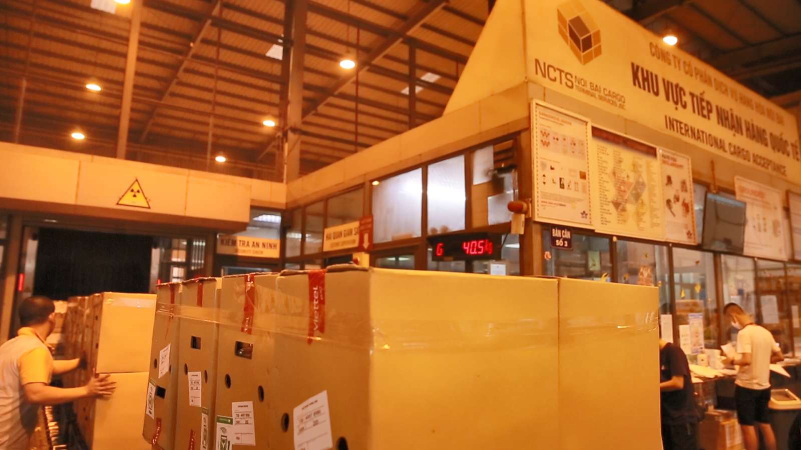 Lô hàng Vải được đưa vào khu vực kiểm tra an ninh tại sân bay Quốc tế Nội Bài