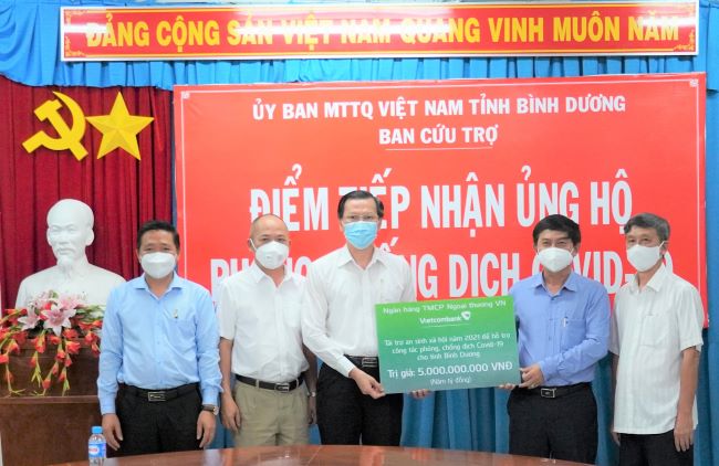 Ông Nguyễn Văn Lộc - Chủ tịch Ủy ban MTTQ tỉnh (thứ 2 từ phải sang) đại diện lãnh đạo tỉnh Bình Dương tiếp nhận kinh phí ủng hộ phòng chống dịch COVID-19 của Vietcombank